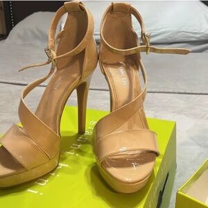 Ladies 8.5 Gianni bini strappy spanish sand high heels